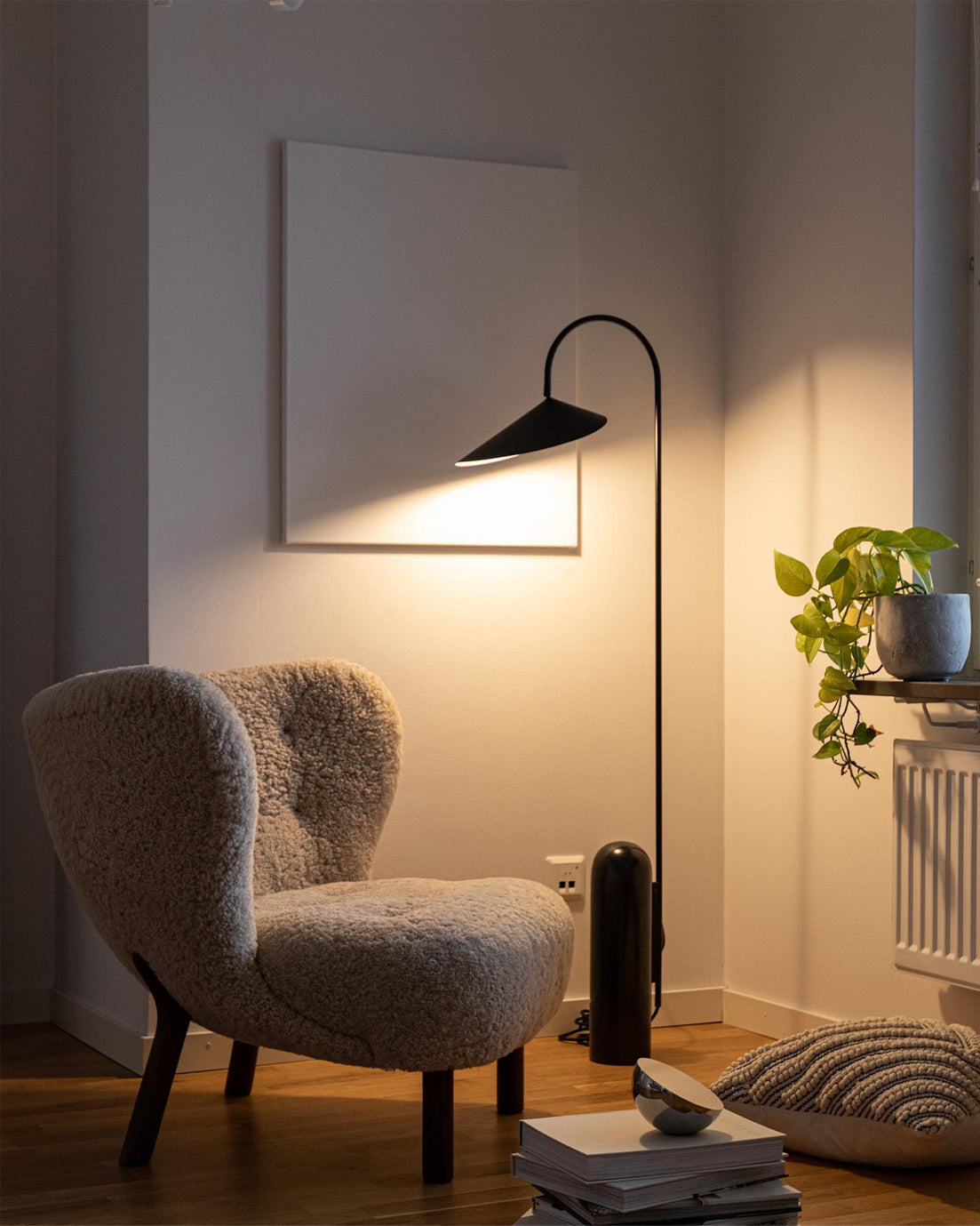 Lampa podłogowa minimalistyczna Balavek