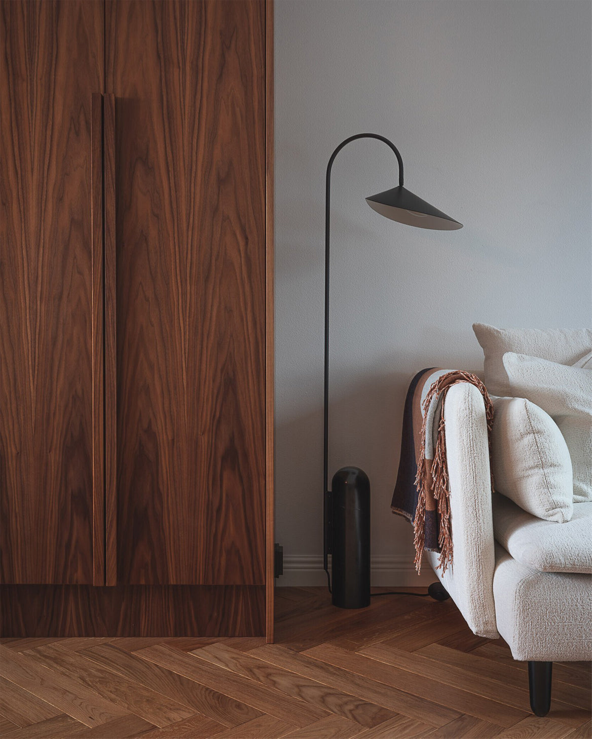 Lampa podłogowa minimalistyczna Balavek