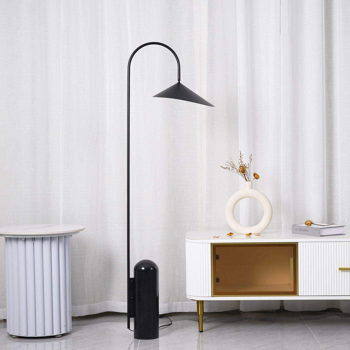 Lampa podłogowa minimalistyczna Balavek