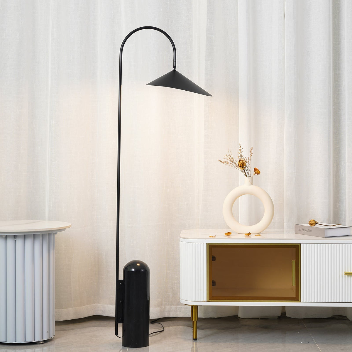 Lampa podłogowa minimalistyczna Balavek