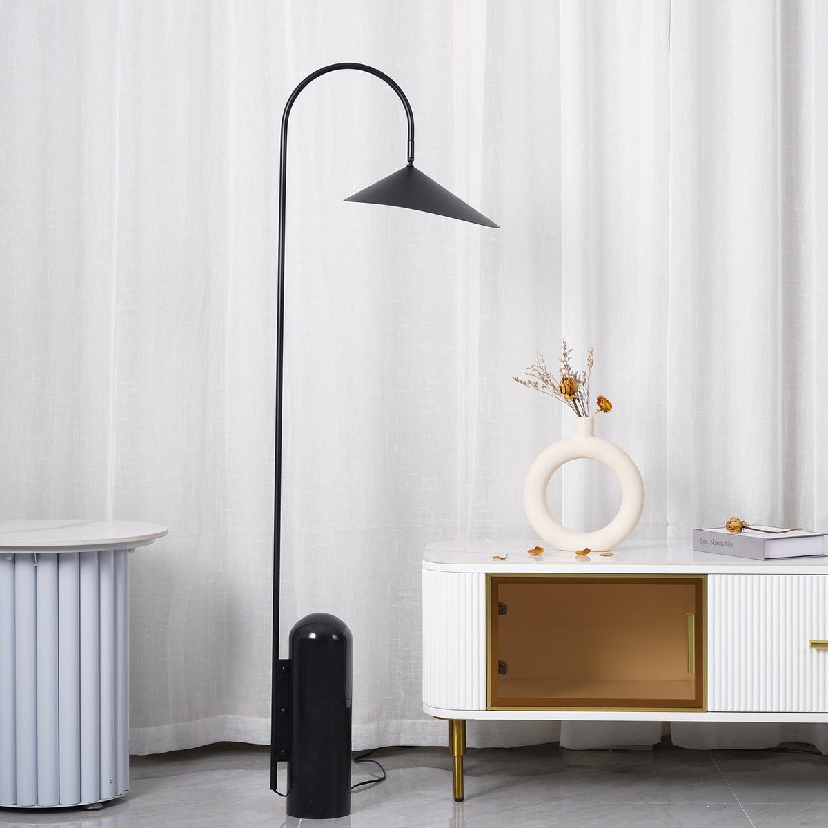 Lampa podłogowa minimalistyczna Balavek