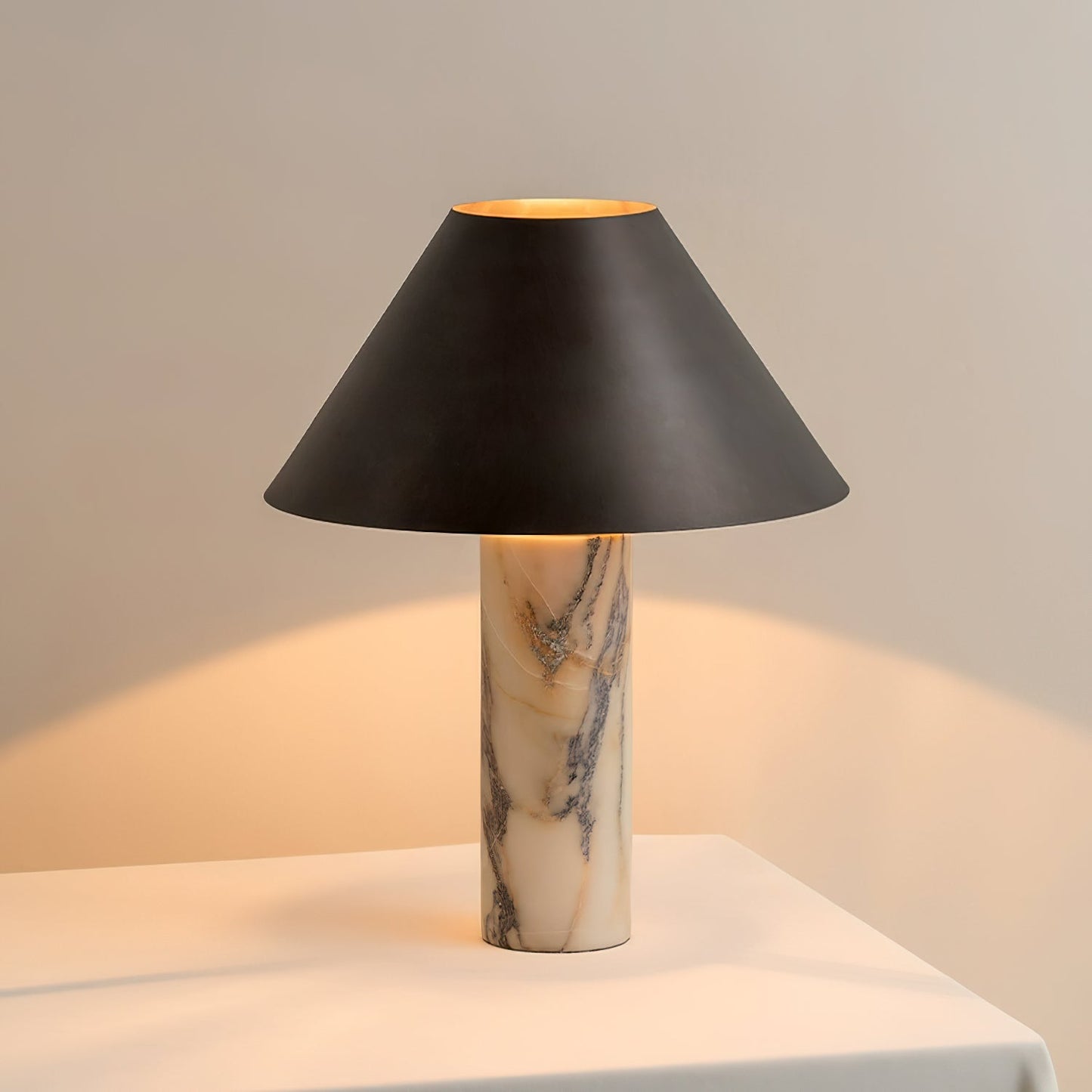 Lampa stołowa Sorlema z marmuru