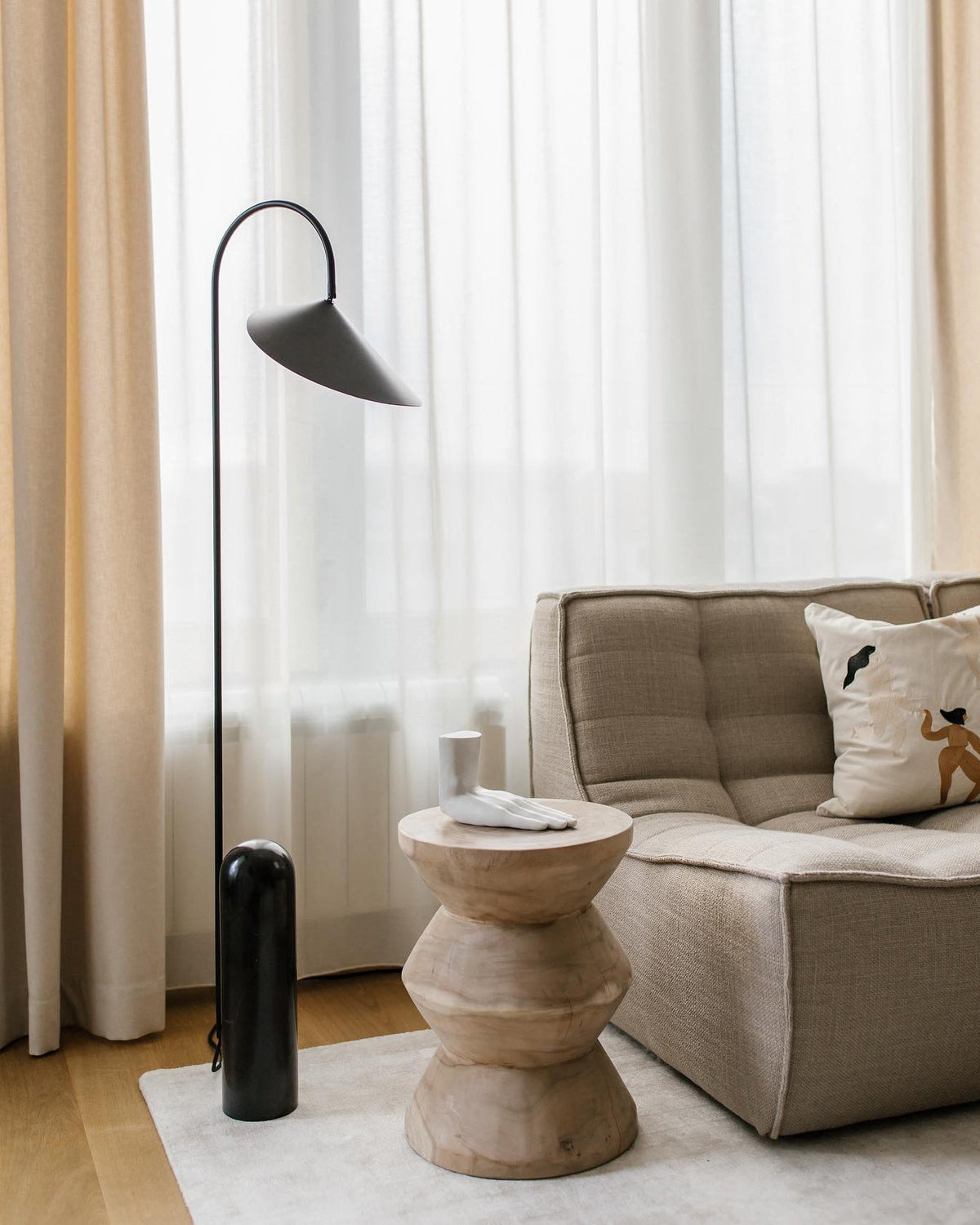 Lampa podłogowa minimalistyczna Balavek
