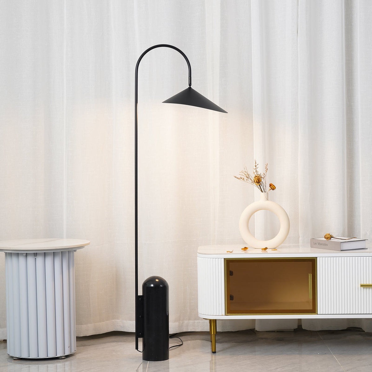 Lampa podłogowa minimalistyczna Balavek