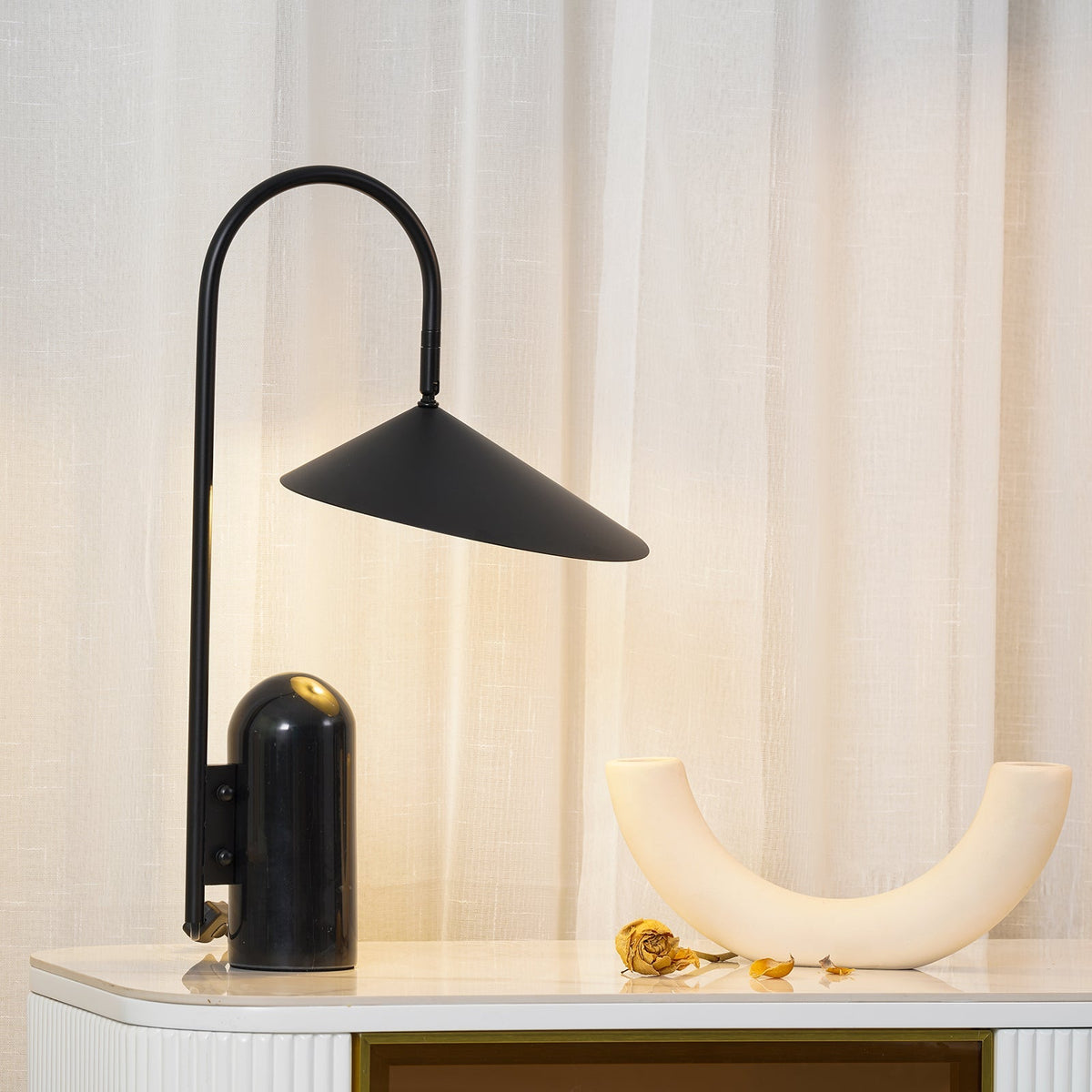 Lampa stołowa minimalistyczna Cellinrik