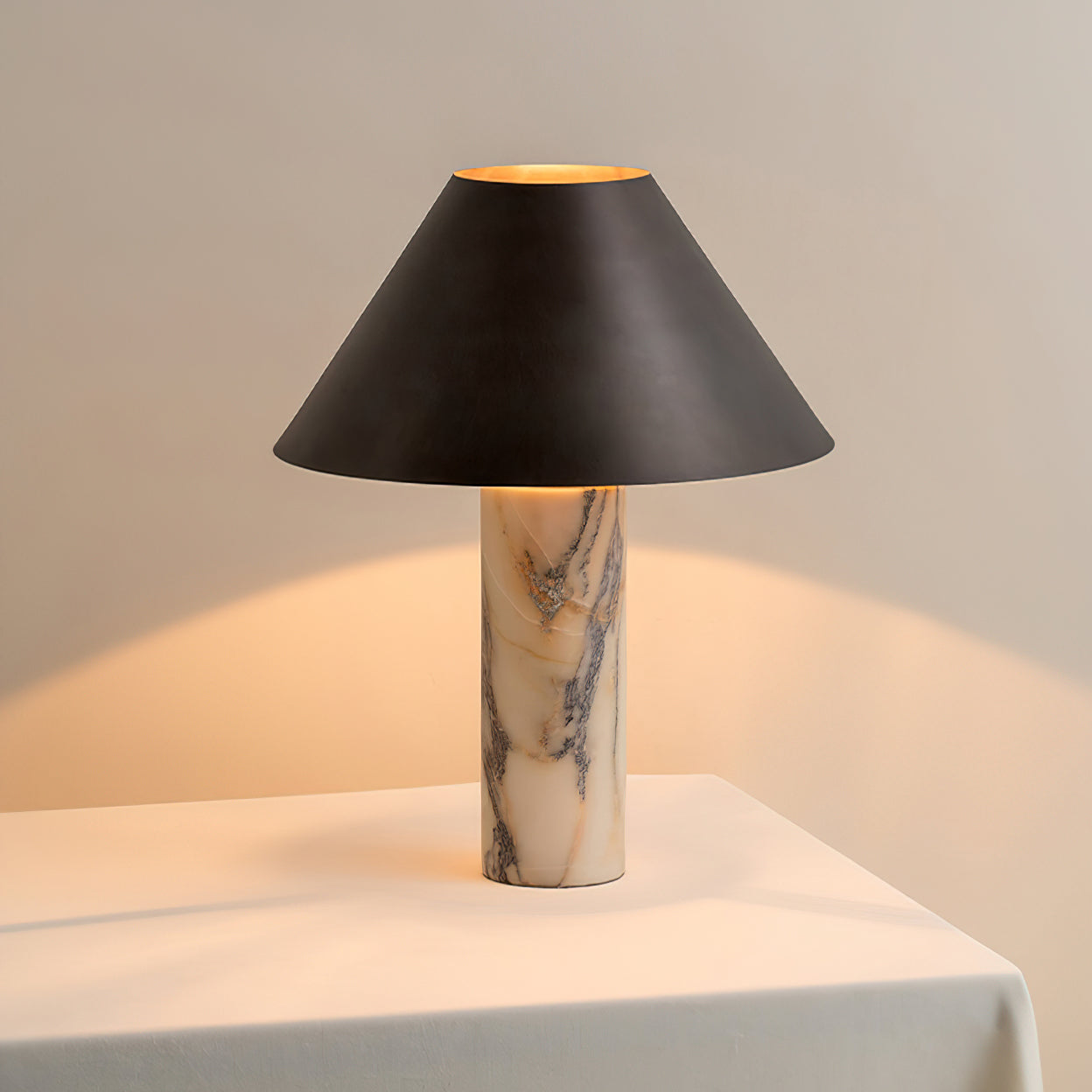 Lampa stołowa Sorlema z marmuru
