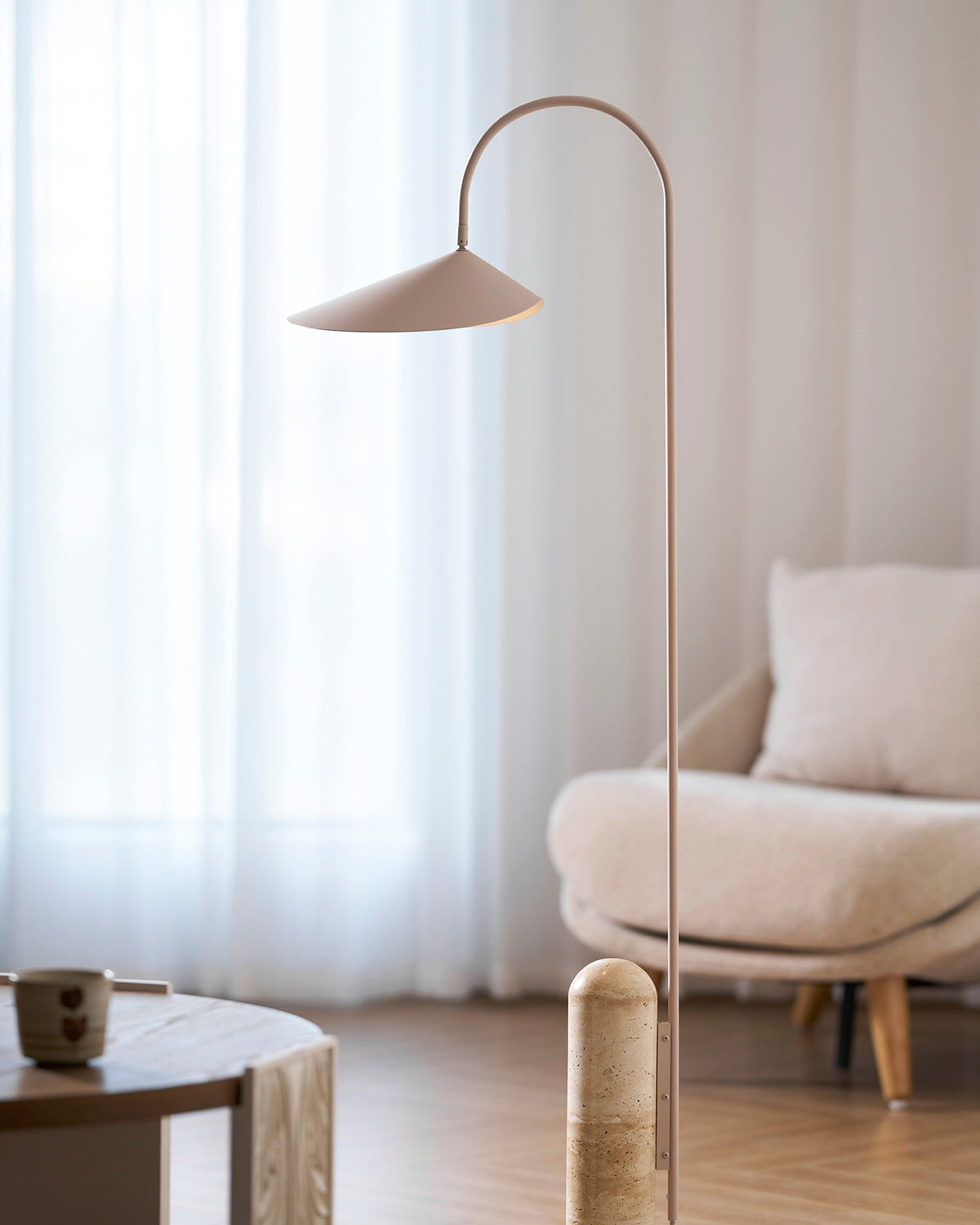 Lampa podłogowa minimalistyczna Balavek