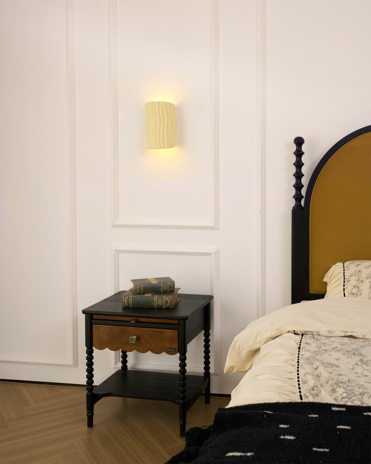 Pleated Resin Wall Lamp – detail 14