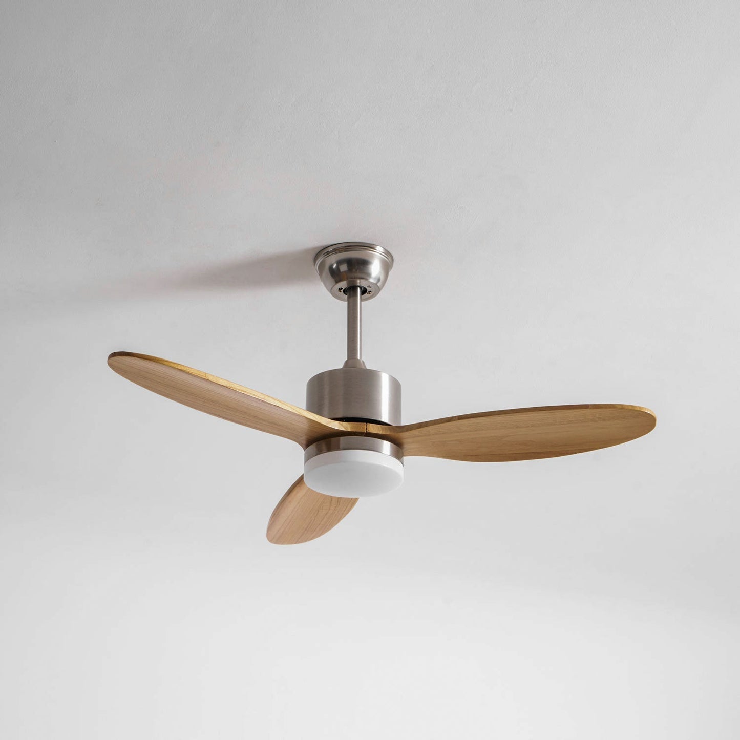 Lampa z wentylatorem sufitowym Rozoma