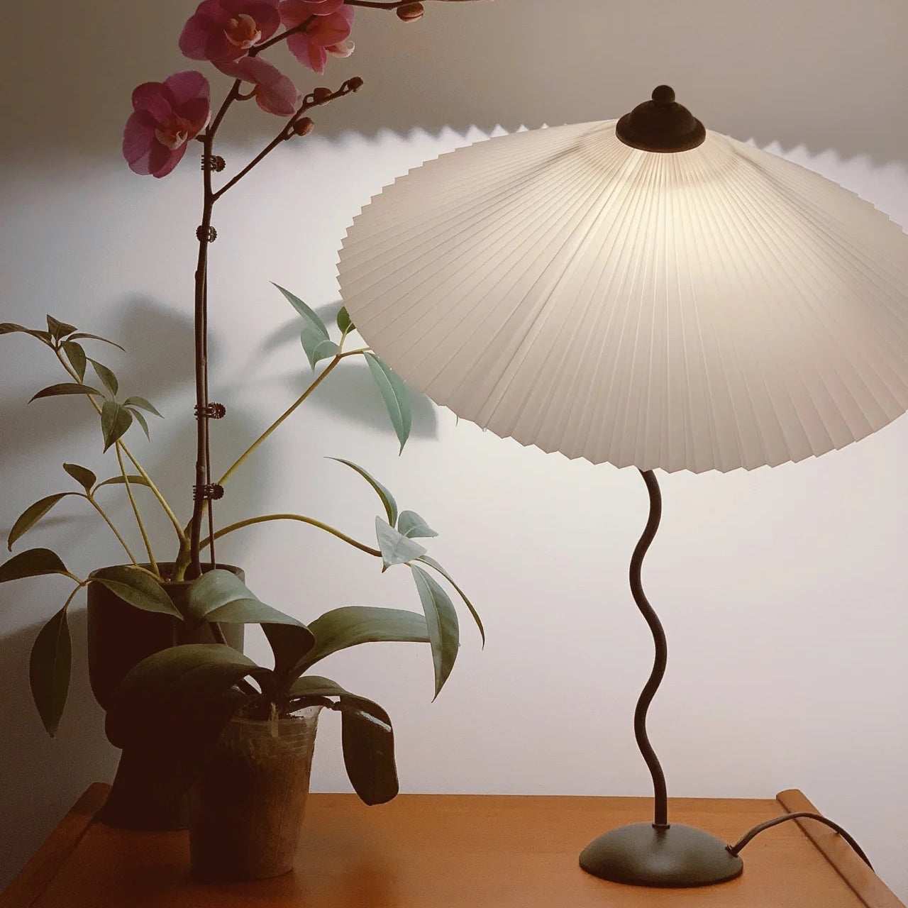 Lampa stołowa falista Rokow
